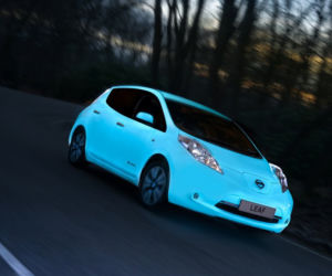  świecący Nissan Leaf