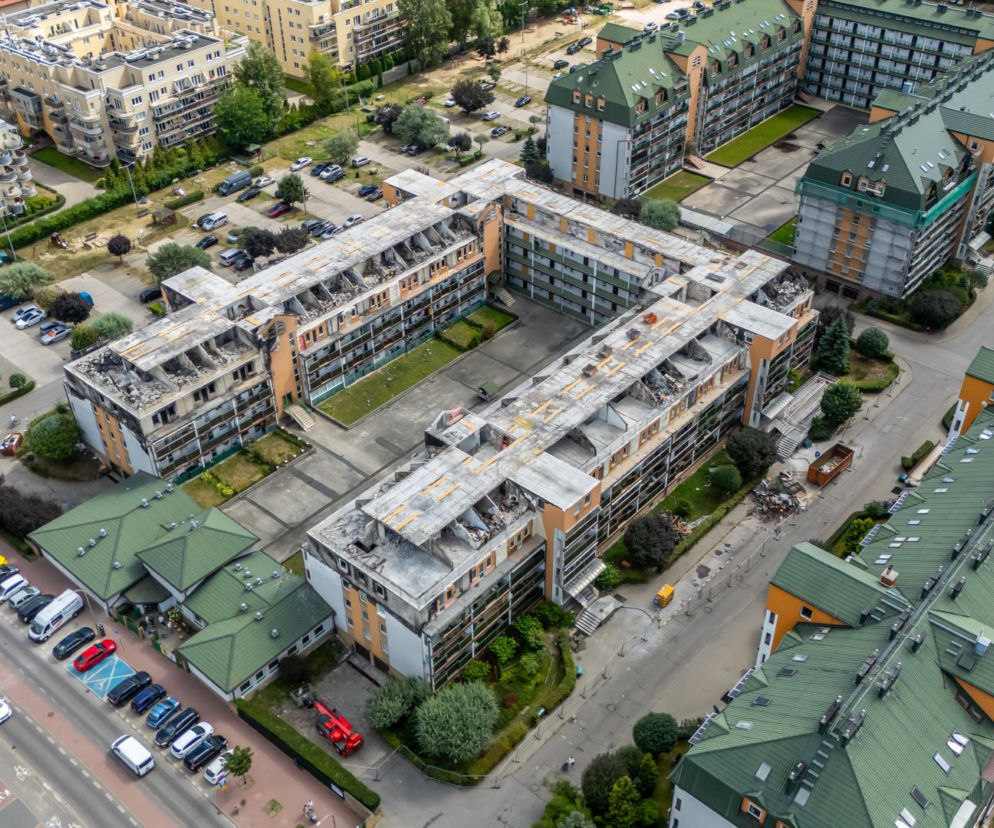 Widok z góry na spalony blok w Ząbkach bez dachu. O trudnej odbudowie budynku przeczytasz na Muratordom.