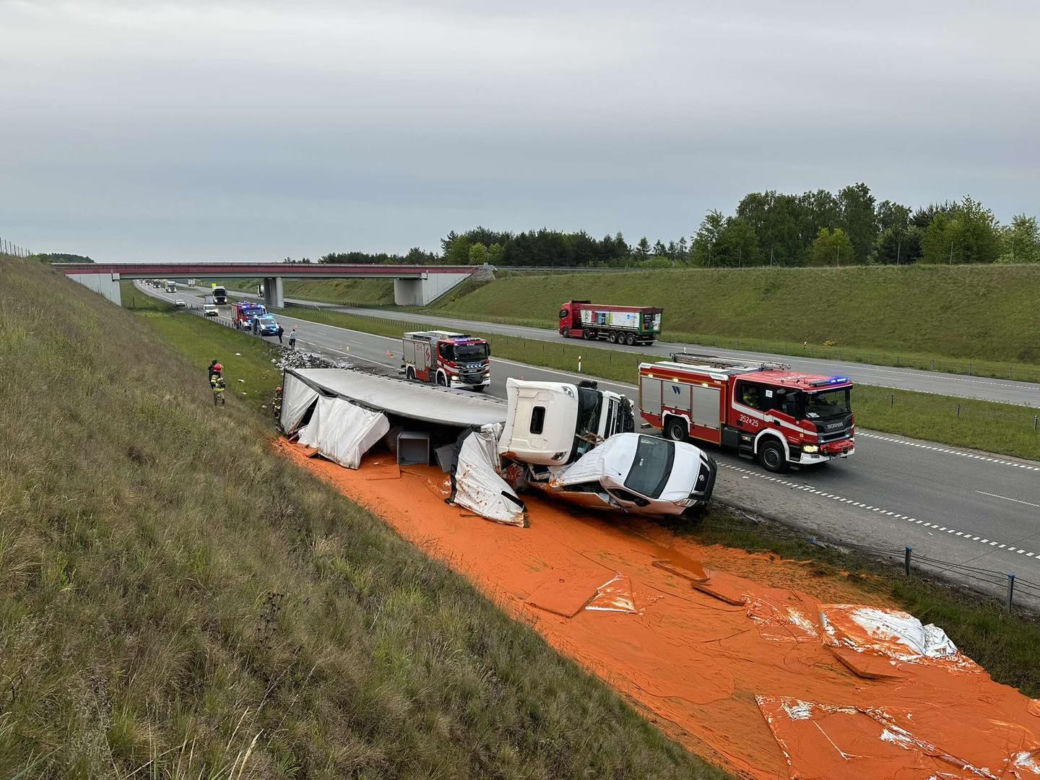 Samochód ciężarowy uderzył w busa na A1