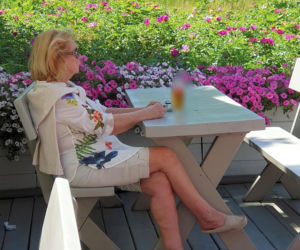 Ewa Wiśniewska je samotnie obiad nad morzem