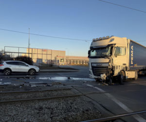 Zderzenie ciężarówki z tramwajem i potrącenie na torowisku; utrudnienia w kursowaniu tramwajów
