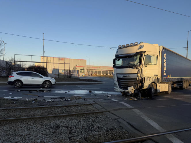 Zderzenie ciężarówki z tramwajem i potrącenie na torowisku; utrudnienia w kursowaniu tramwajów