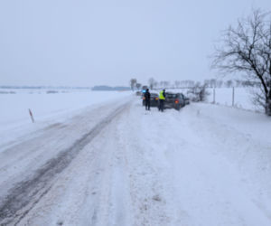 Trudna sytuacjach na drogach Warmii i Mazur. Gołoledź i błoto pośniegowe psują krew kierowcom