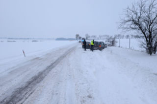Trudna sytuacjach na drogach Warmii i Mazur. Gołoledź i błoto pośniegowe psują krew kierowcom