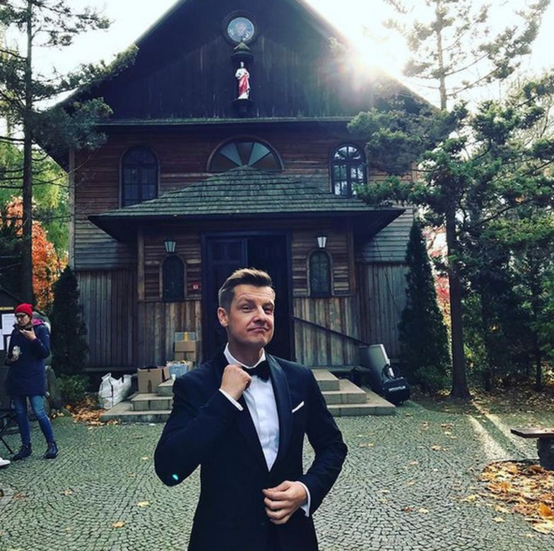 M jak miłość na planie. Paweł (Rafał Mroczek) bierze ślub