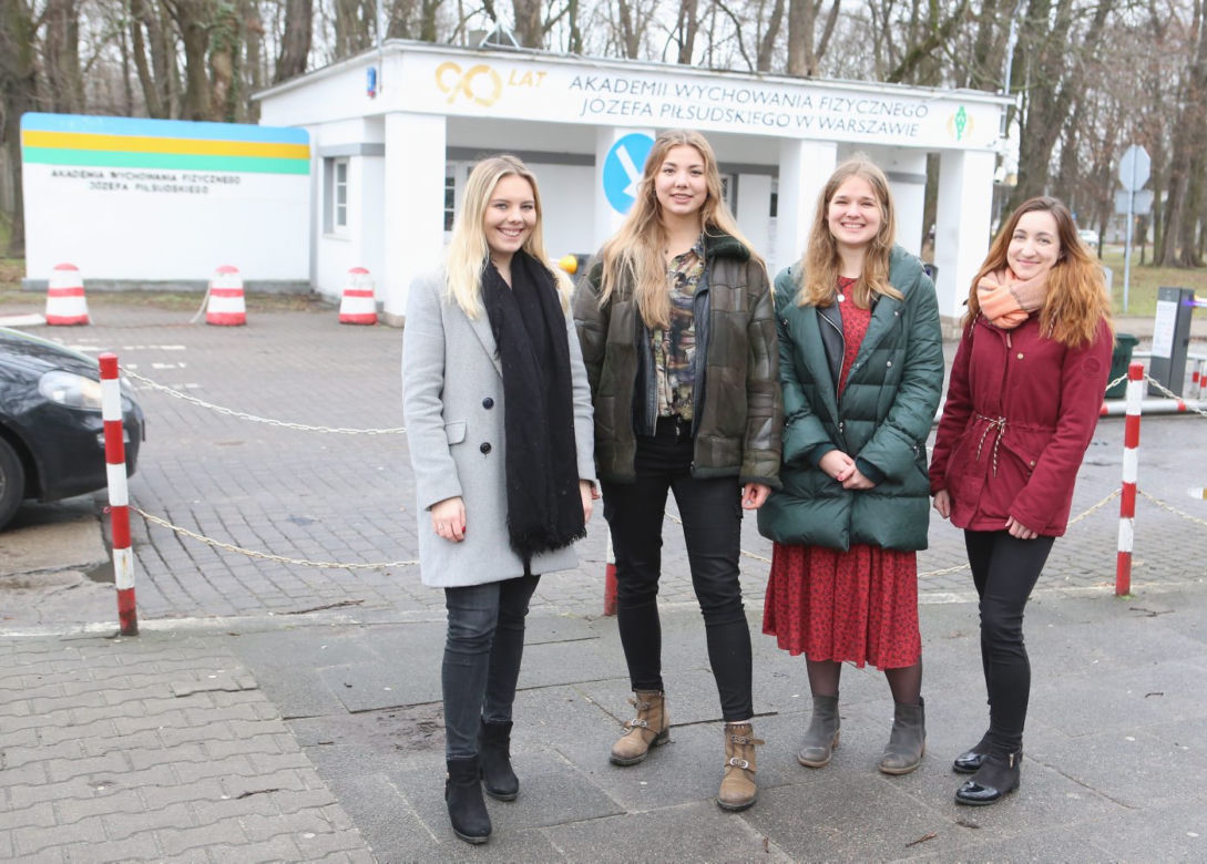 Studentki proszą o pomoc w pomaganiu