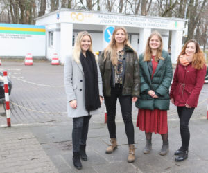 Studentki proszą o pomoc w pomaganiu