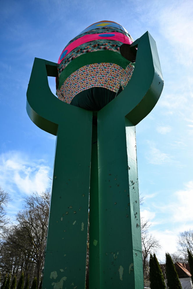 Pomnik Ziemniaka w wielkanocnej odsłonie