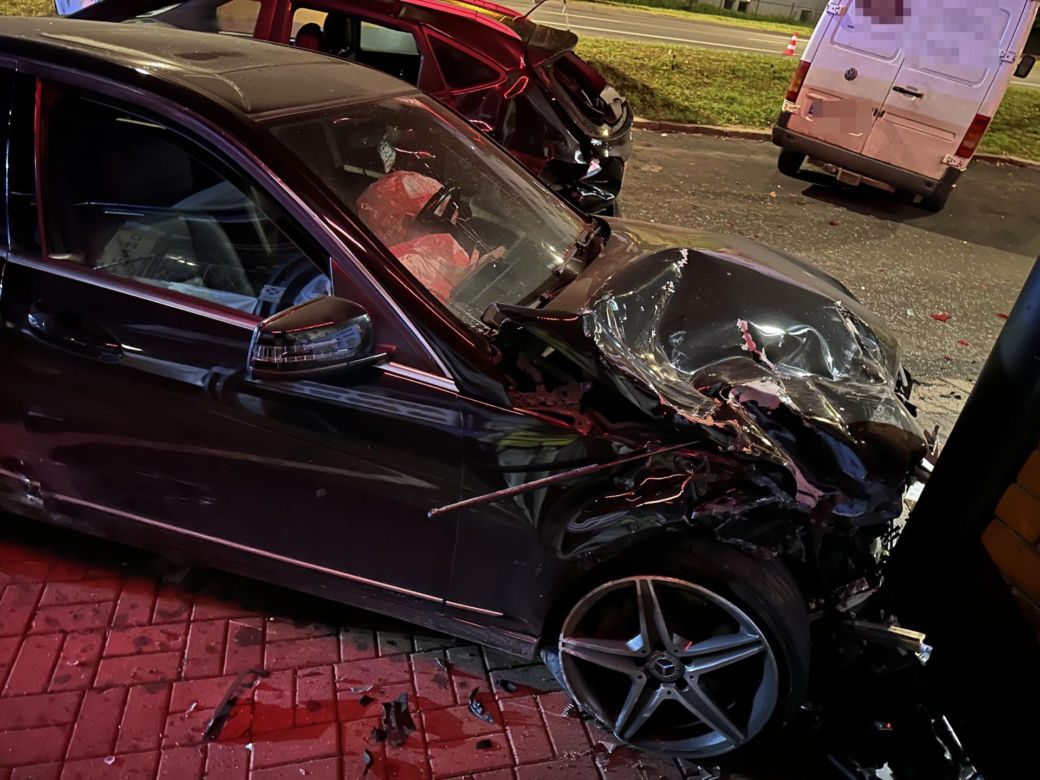Mercedesem staranował 9 aut. Nocna demolka na Targówku