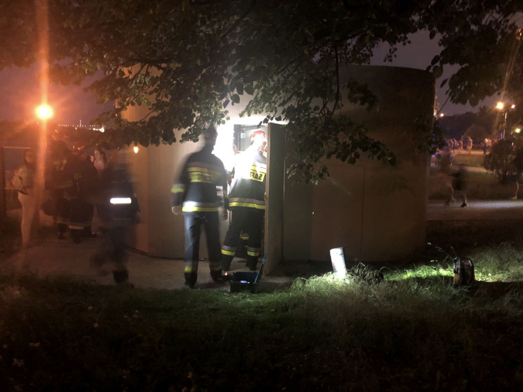 Toaleta uwięziła mnie w nocy