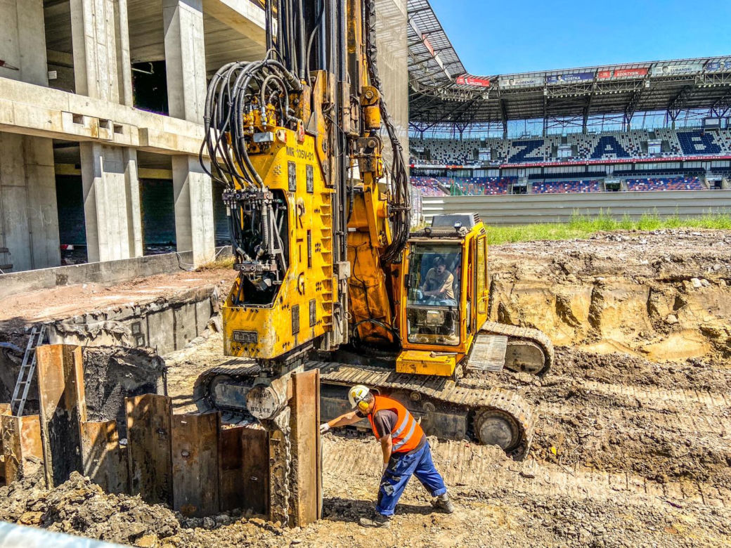 Trwa budowa czwartej trybuny na stadionie Górnika