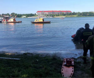Mikołajki. Śmigłowiec spadł do jeziora Tałty! Leciały nim trzy osoby [FOTO]