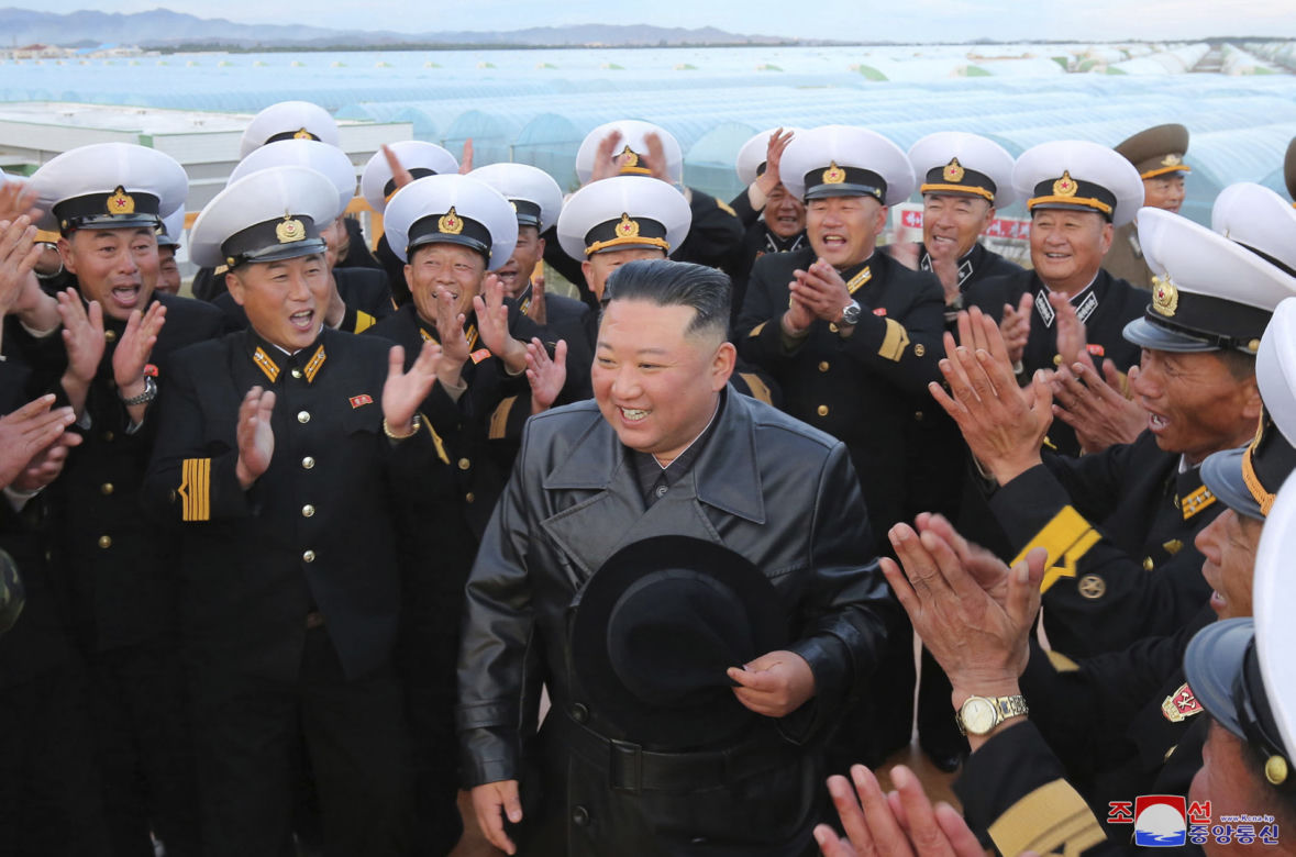  Kim Dzong Un zmienia stylówkę! Drwinom nie ma końca. "Jak influenserka na wakacjach"