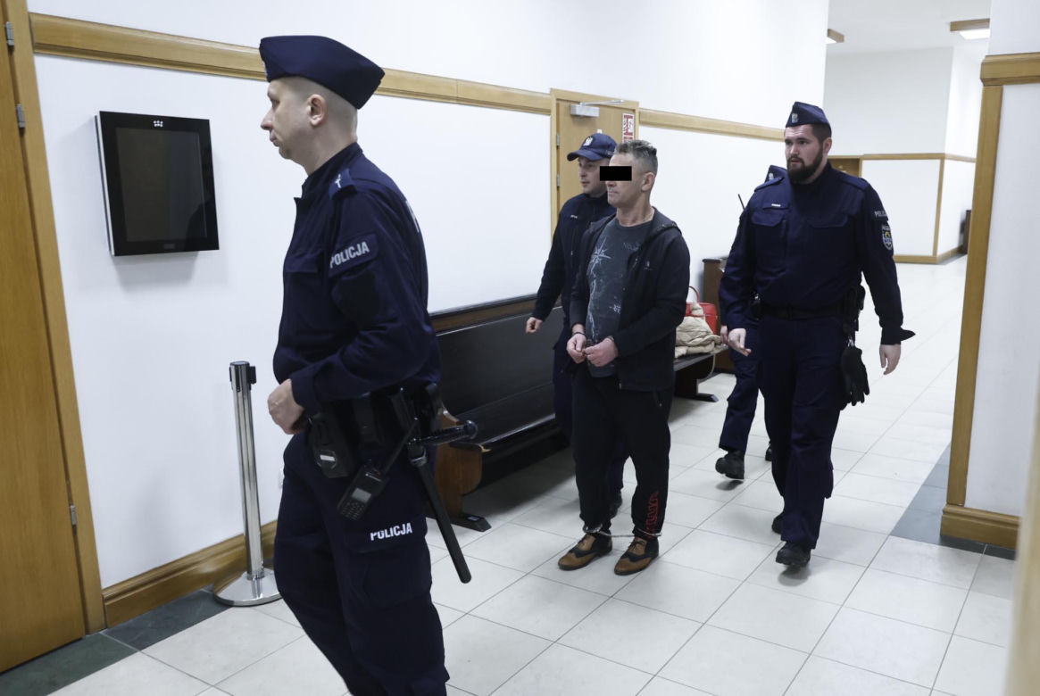 „Sztuczną szczękę wepchnięto jej do gardła”. Przerażające ustalenia. W mieszkaniu w Warszawie znaleziono cztery ciała