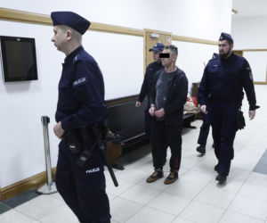 „Sztuczną szczękę wepchnięto jej do gardła”. Przerażające ustalenia. W mieszkaniu w Warszawie znaleziono cztery ciała