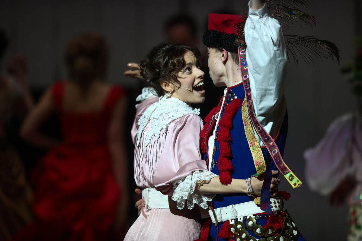 "Wesele" w reż. Mai Kleczewskiej w Teatrze Słowackiego w Krakowie. Premiera przyciągnęła tłumy