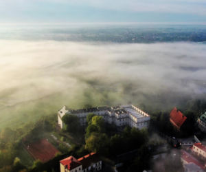 Jedna z najstarszych szkół w Polsce znajduje się w Świętokrzyskiem. Pierwotnie służyła jezuitom