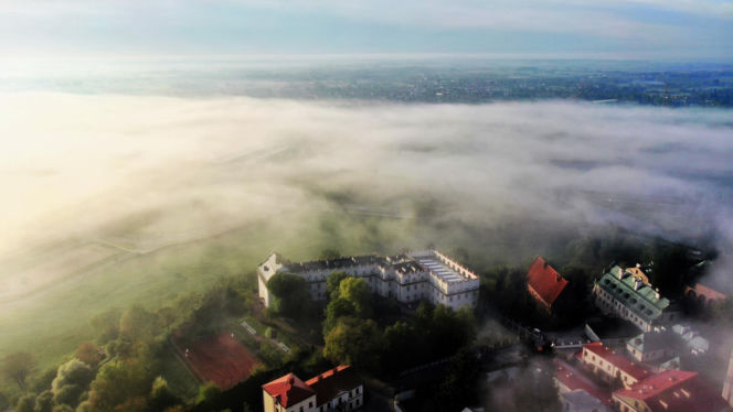 Jedna z najstarszych szkół w Polsce znajduje się w Świętokrzyskiem. Pierwotnie służyła jezuitom