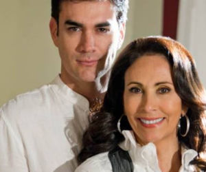 OTCHŁAŃ NAMIĘTNOŚCI. Damian (David Zepeda), Alfonsina (Blanca Guerra)
