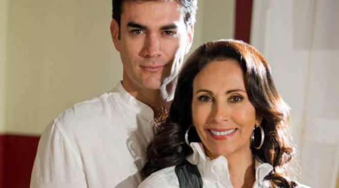 OTCHŁAŃ NAMIĘTNOŚCI. Damian (David Zepeda), Alfonsina (Blanca Guerra)