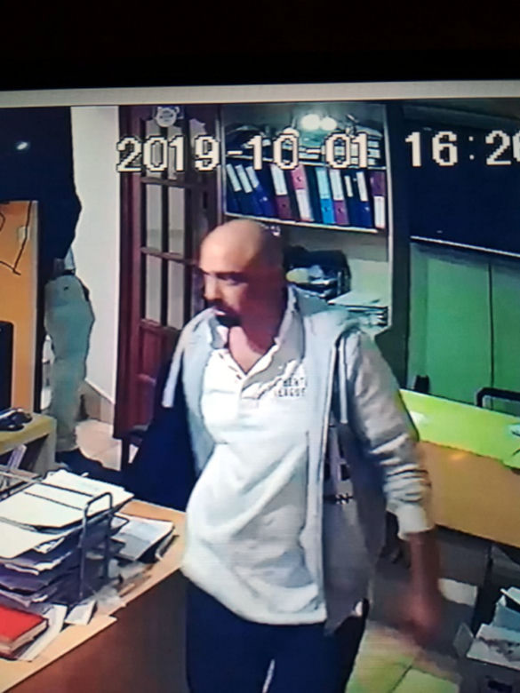 Poznajesz tych mężczyzn? Okradli sejf, szuka ich policja