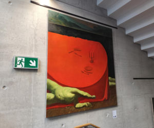 W Sądzie Apelacyjnym w Krakowie powiesili obrazy. Niektórzy robią dziwne miny