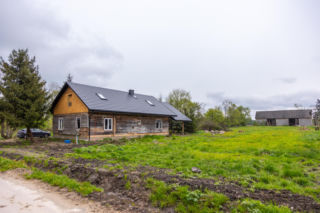Skarby ukryte pod podłogą i 50-centymetrowe deski. Natalia i Adam zakochali się w 200-letniej ruinie i zamieniają ją w architektoniczną perłę