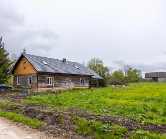 Największy dom we wsi odzyskuje duszę. Niezwykła metamorfoza starego siedliska