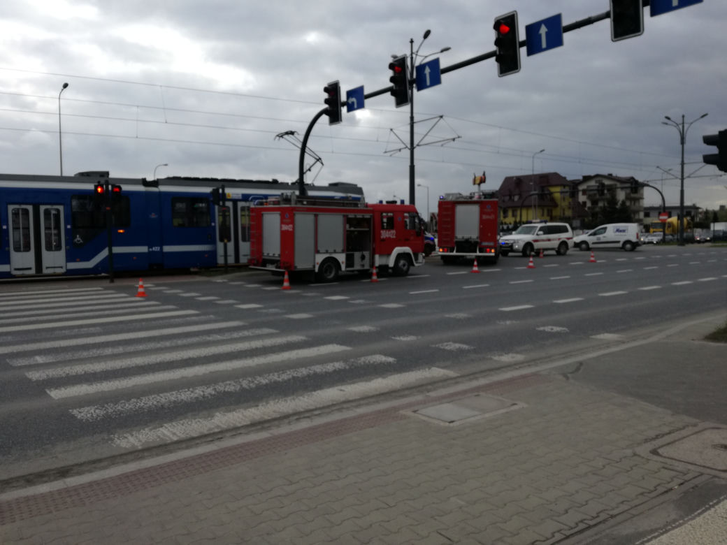 Kraków: 20-letnia dziewczyna wpadła pod tramwaj przy przystanku Rzebika
