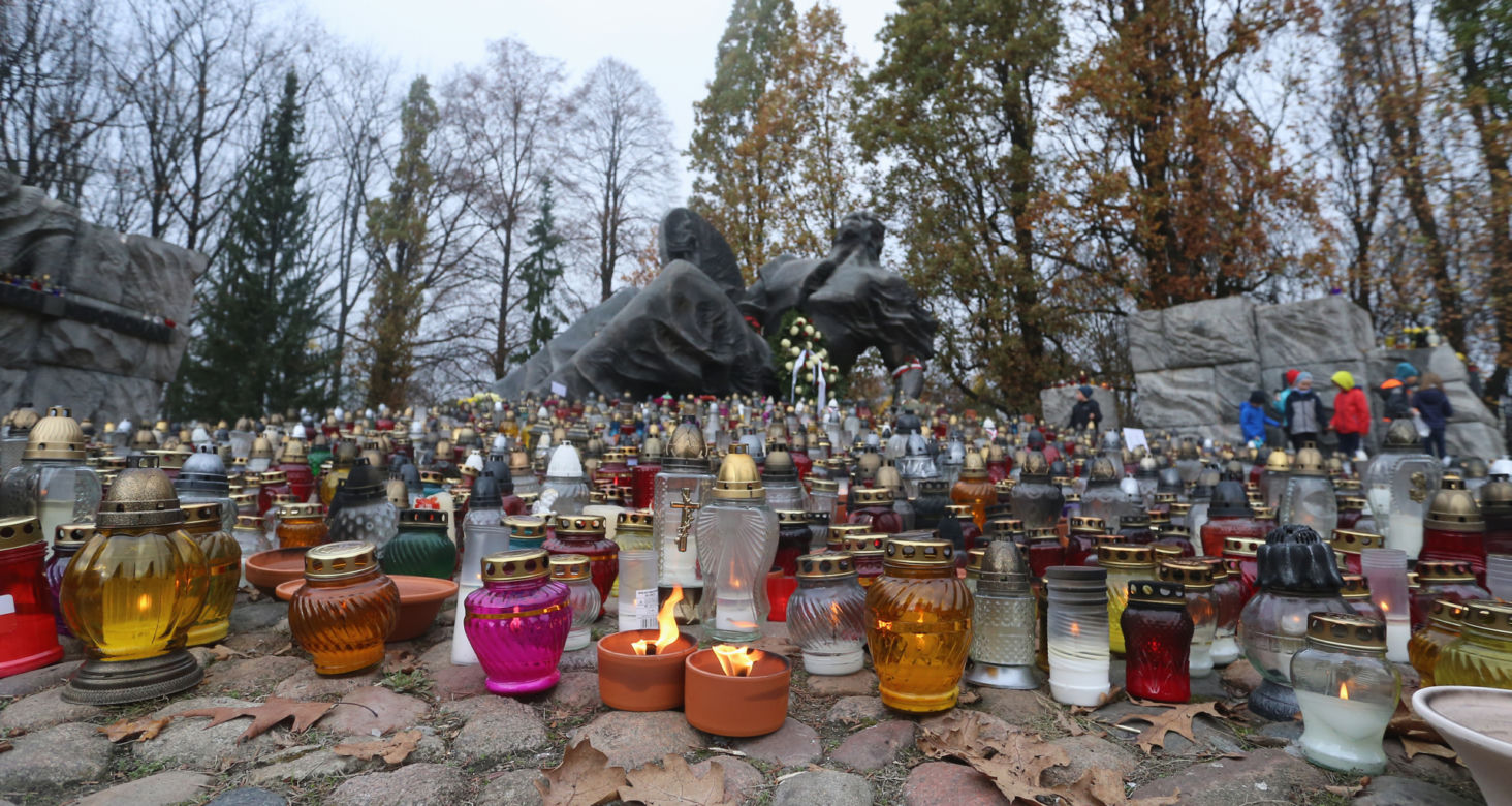 Morze zniczy pod pomnikiem "Polegli Niepokonani" na Woli