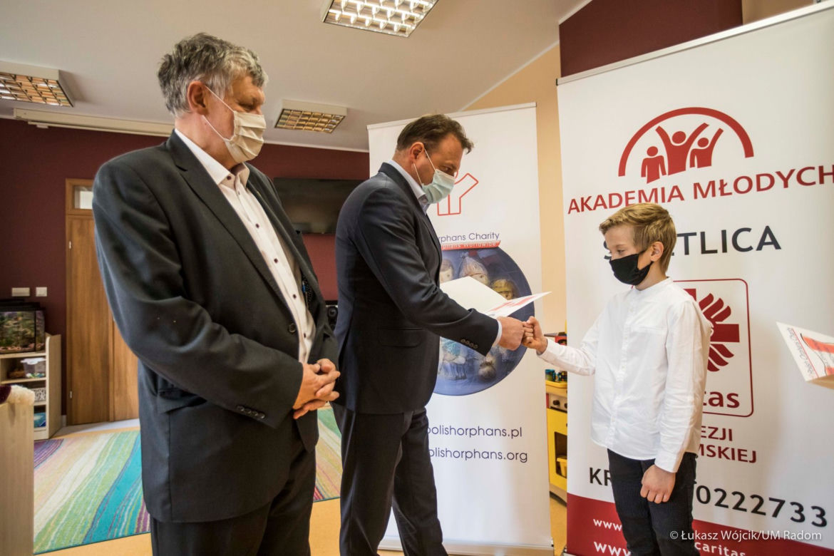 Radom: Synowie zmarłego fizjoterapeuty z Mazowieckiego Szpitala Specjalistycznego otrzymali stypendia