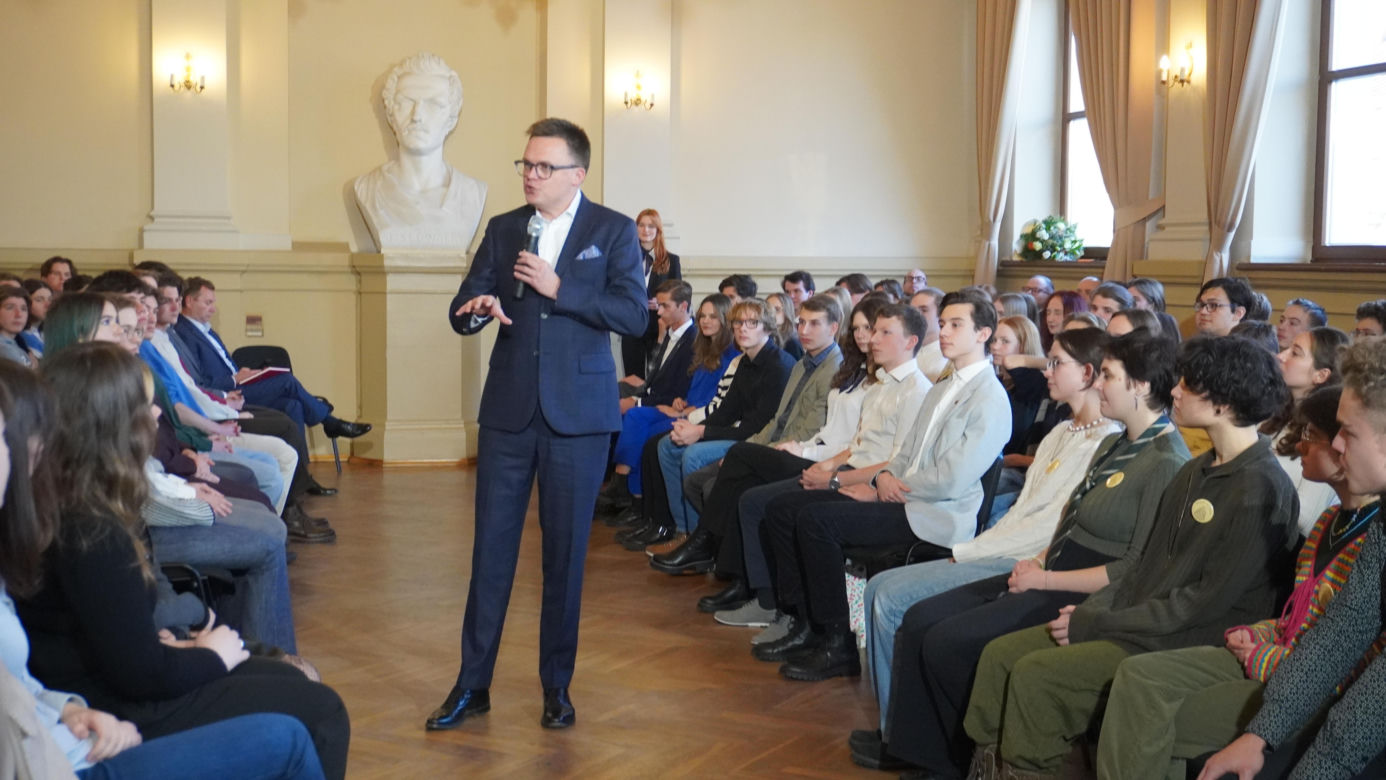 Marszałek Szymon Hołownia przeprowadził lekcję obywatelską w V LO w Krakowie