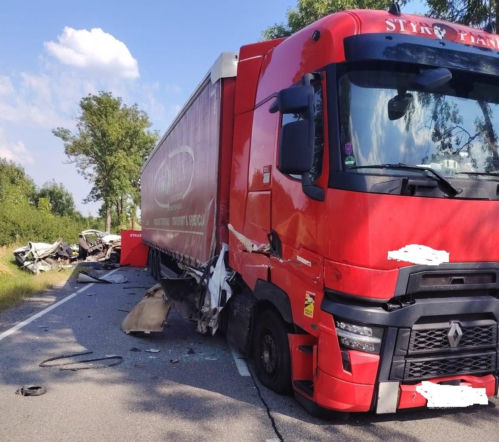 Tragiczny wypadek na DK74 w Łagowie. Nie żyje jedna osoba, droga jest całkowicie zablokowana