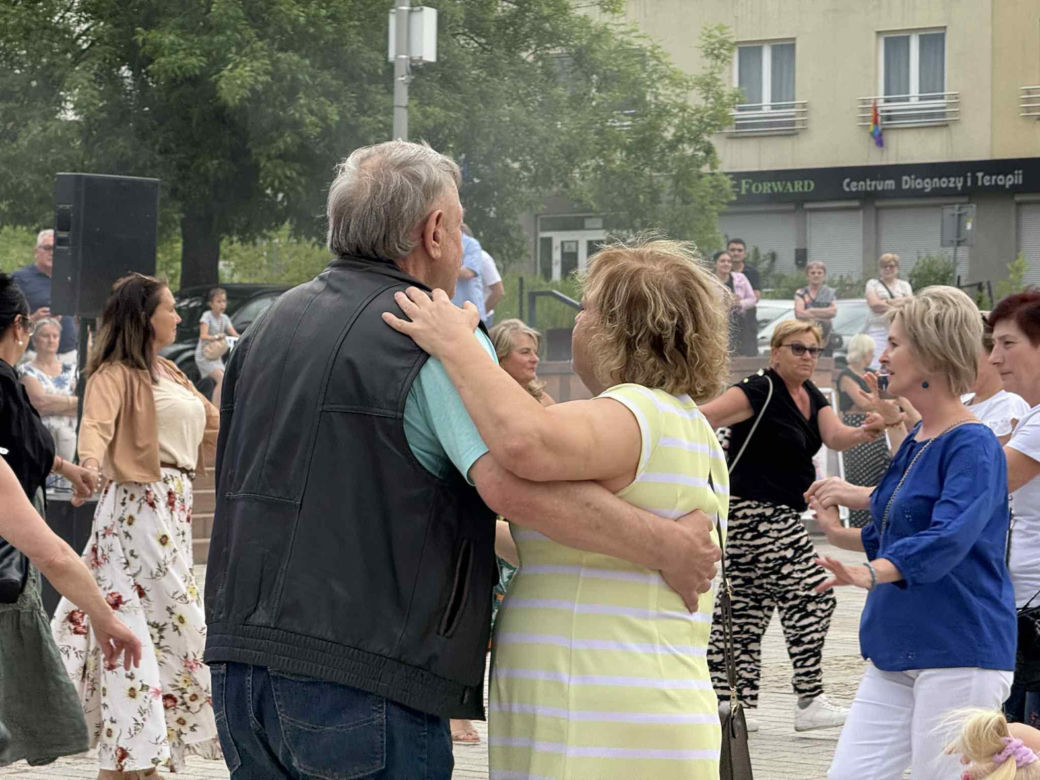 Starachowickie potańcówki na Rynku. Międzypokoleniowa zabawa pełna radości! Zobacz niezapomniane zdjęcia
