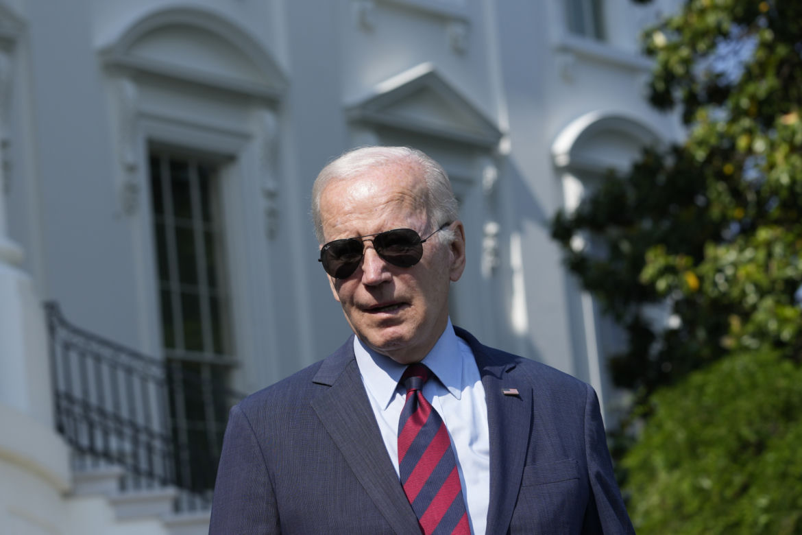 Joe Biden ciągle się przewraca! Takie były jego słynne upadki. Co się dzieje?