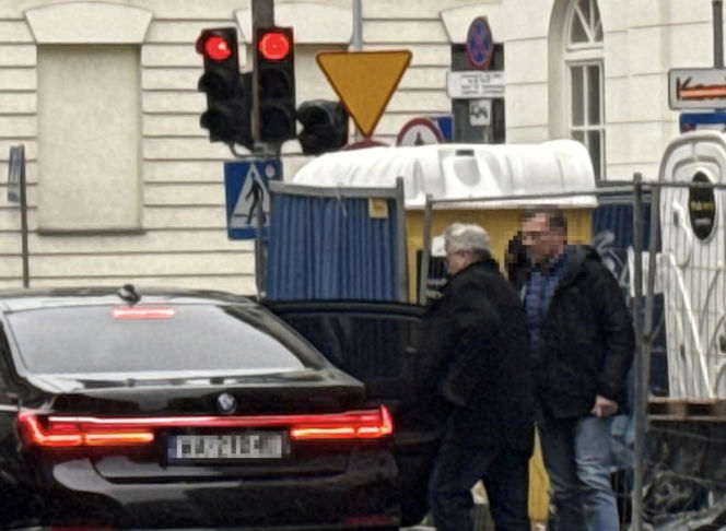 Bronisław Komorowski gnał do krawca z dżinsami. Po drodze złamał prawo!