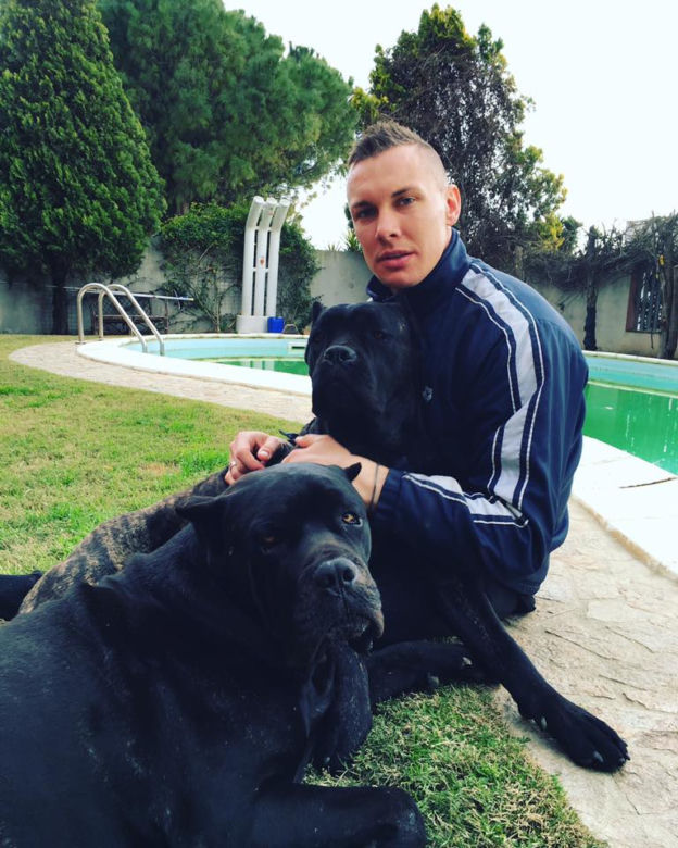 Łukasz Skorupski i psy włoskiej rasy cane corso Dorian i Niki