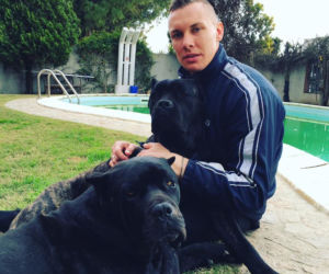 Łukasz Skorupski i psy włoskiej rasy cane corso Dorian i Niki