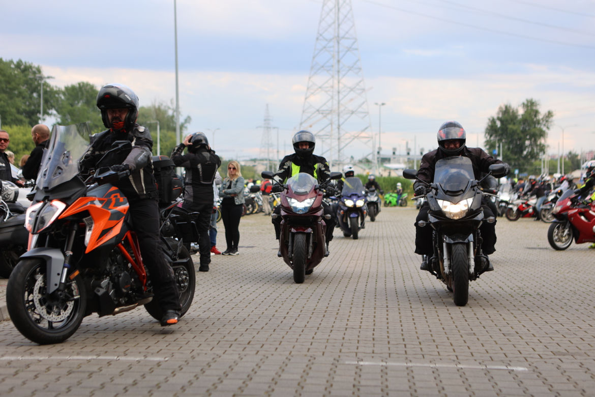 Przed Areną Lublin symbolicznie pożegnano dwójkę tragicznie zmarłych motocyklistów