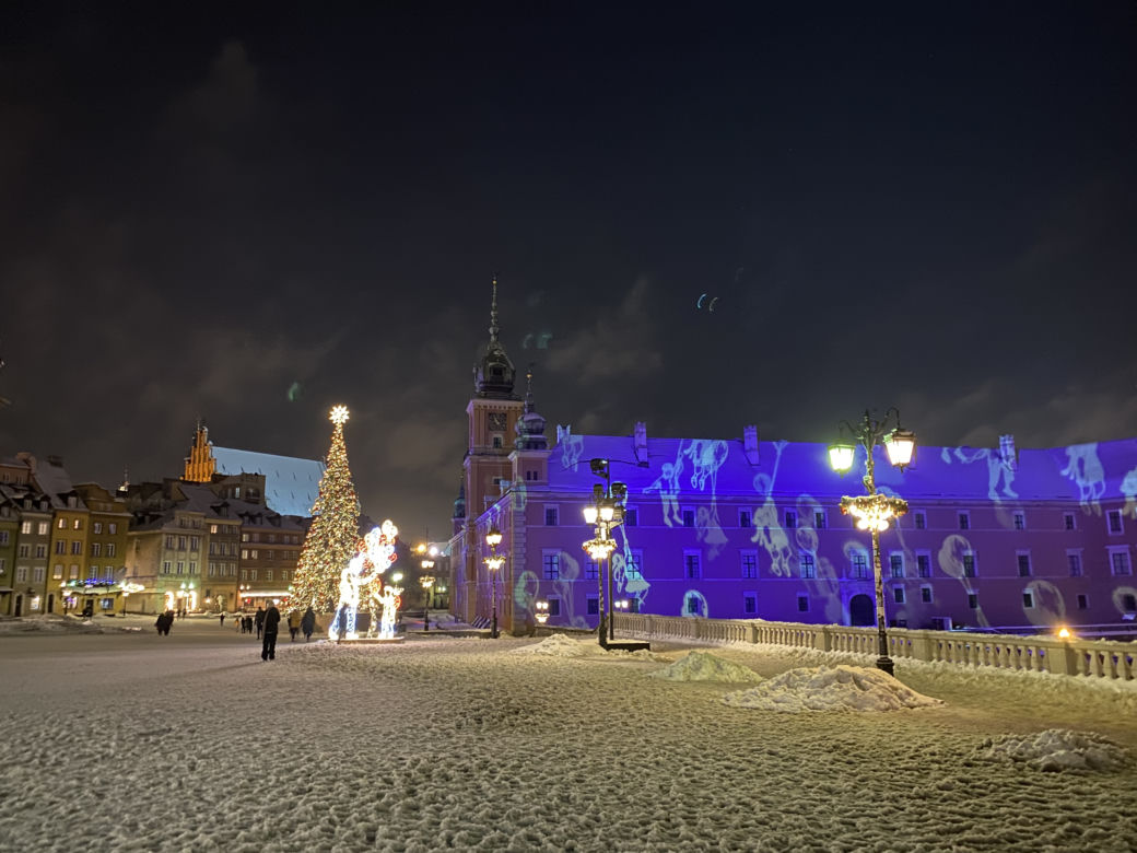 Warszawska iluminacja w śnieżny wieczór