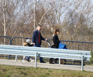 Wałęsa na spacerze z córką