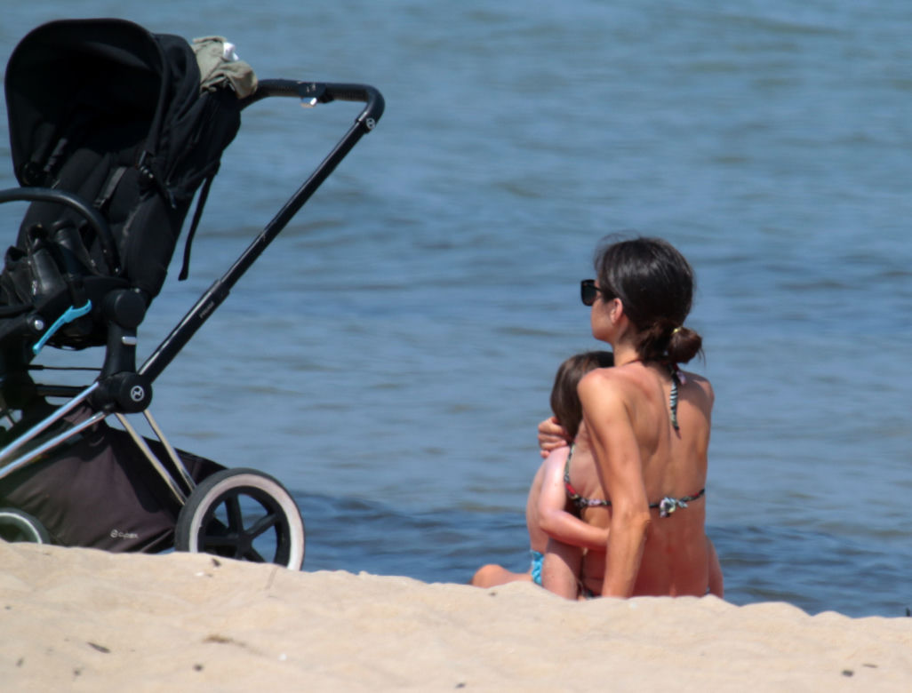 Marta Kaczyńska na plaży karmi dziecko piersią