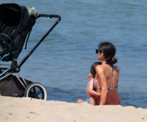 Marta Kaczyńska na plaży karmi dziecko piersią