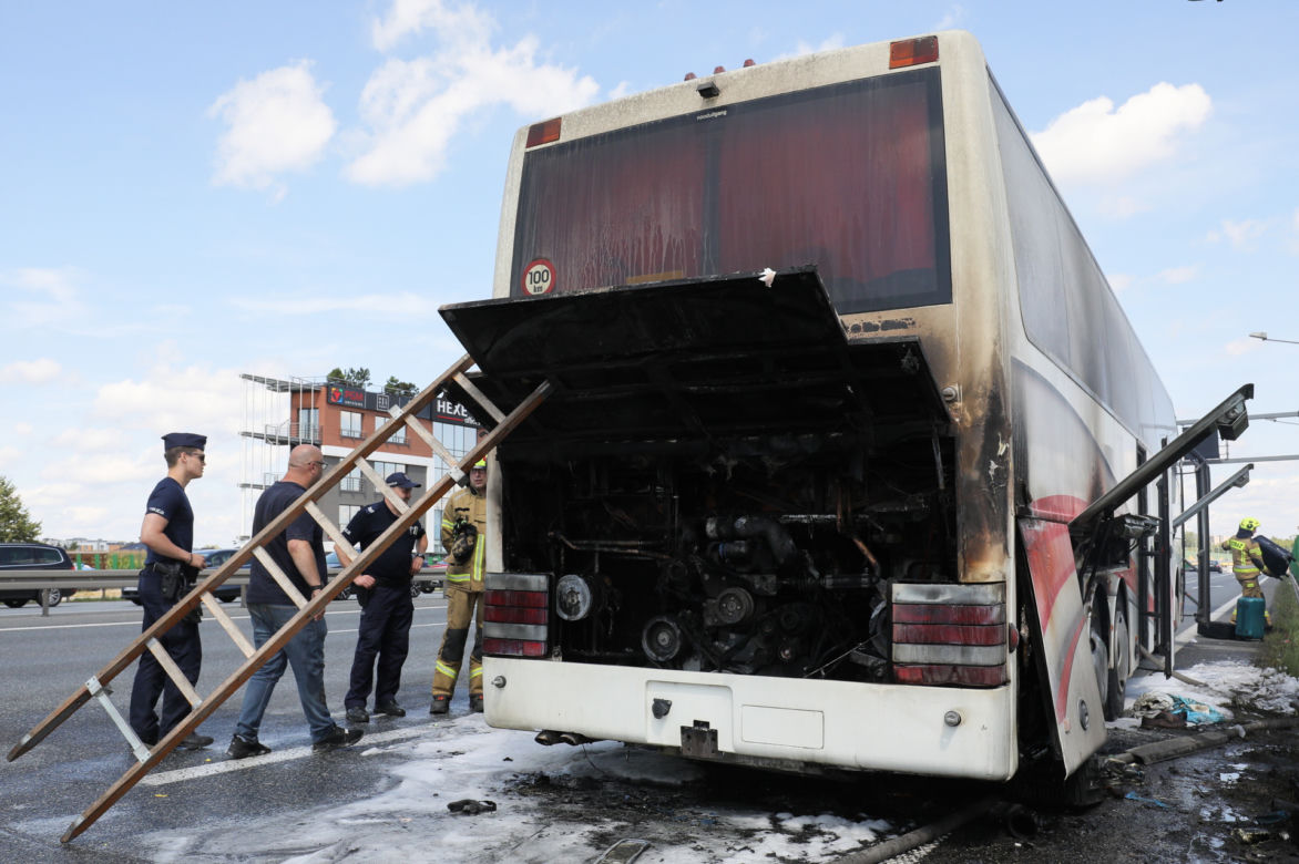 Autobus z dziećmi w środku zaczął się palić! Koszmar pod Warszawą