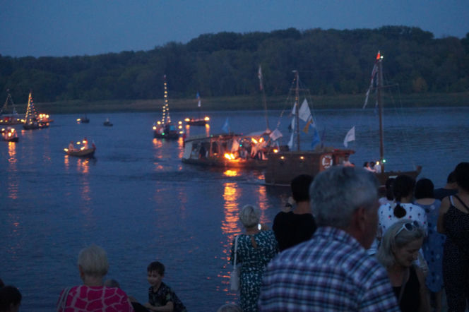 Wieczorna parada na Wiśle zachwyciła mieszkańców. Tak wyglądał finał Festiwalu Wisły w Fordonie