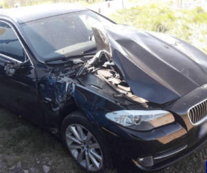 Kierowca BMW serii 5 wjechał pod szynobus 