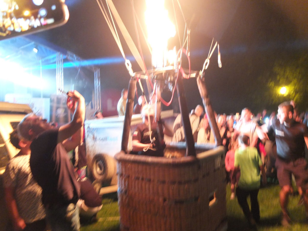 W dzień latały, nocą ziały ogniem. Nocny pokaz balonów w Nałęczowie 