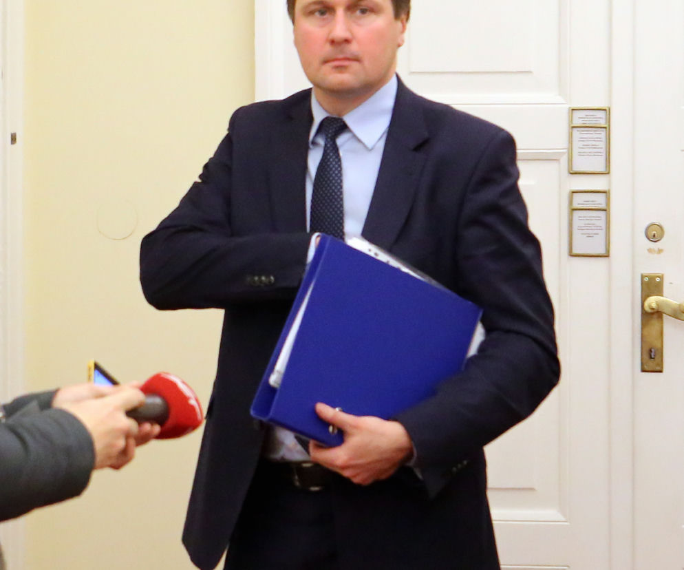 Przyspawali się do stołków 