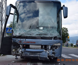 Groźny wypadek autokaru i samochodu osobowego
