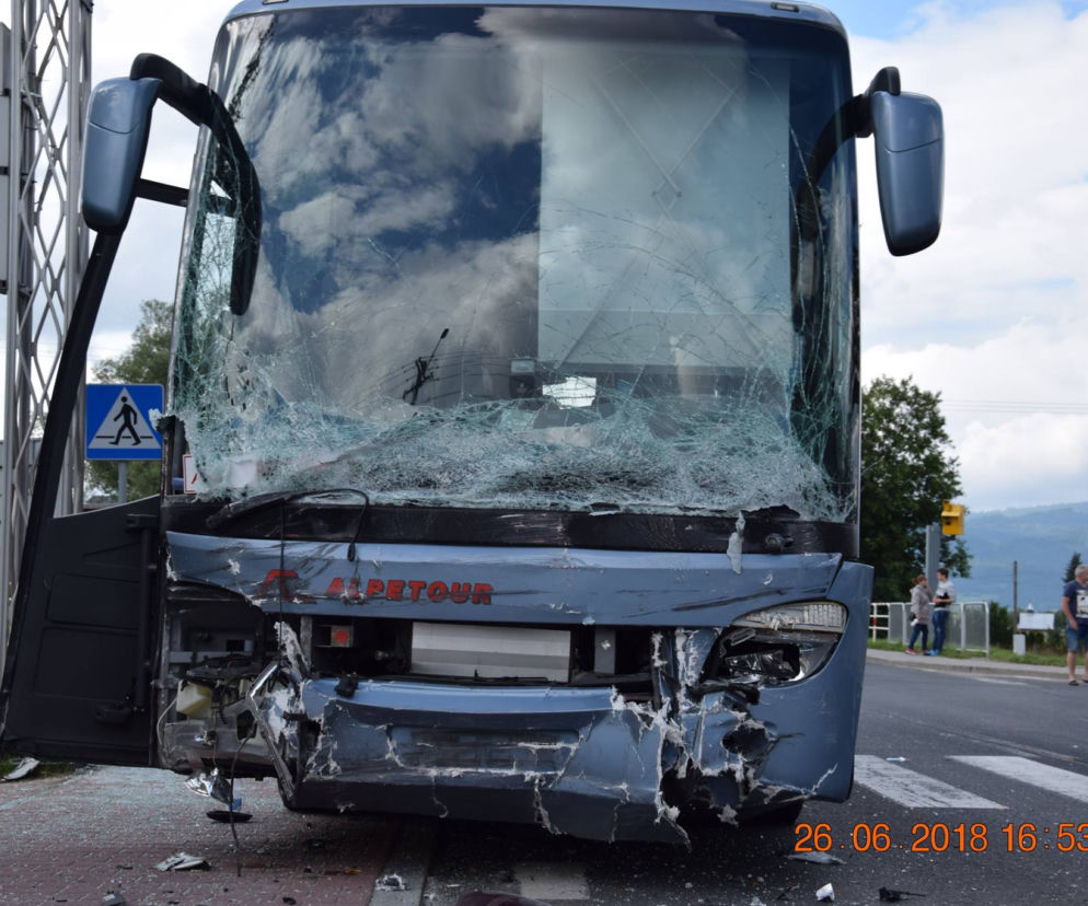 Groźny wypadek autokaru i samochodu osobowego